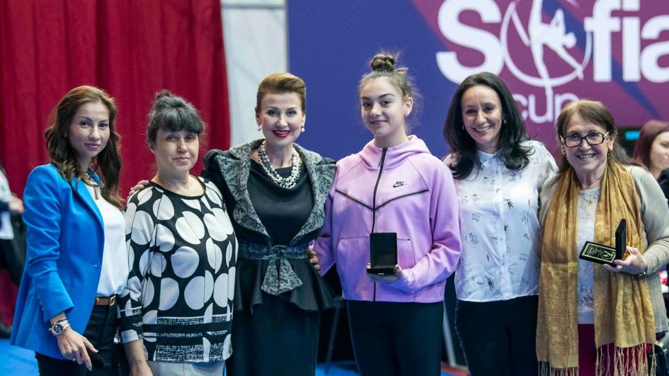 Илиана Раева награди деятели от клуб Академик по повод 70 години художествена гимнастика в България