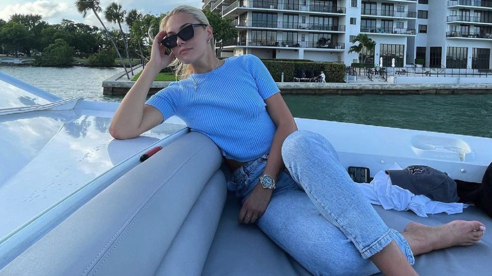 Барбито на тениса събра погледите извън корта