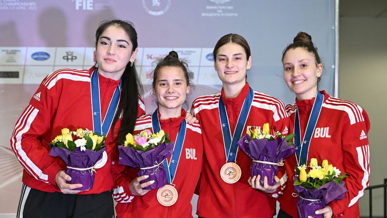 Българският отбор на сабя девойки извоюва бронзовите медали на световното