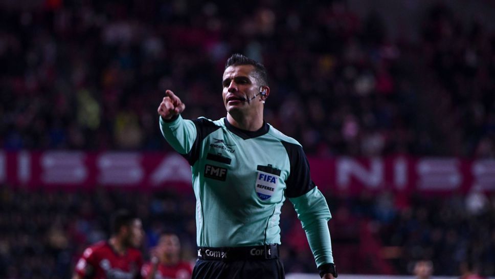 Мексикански съдия ритна недоволен от него футболист
