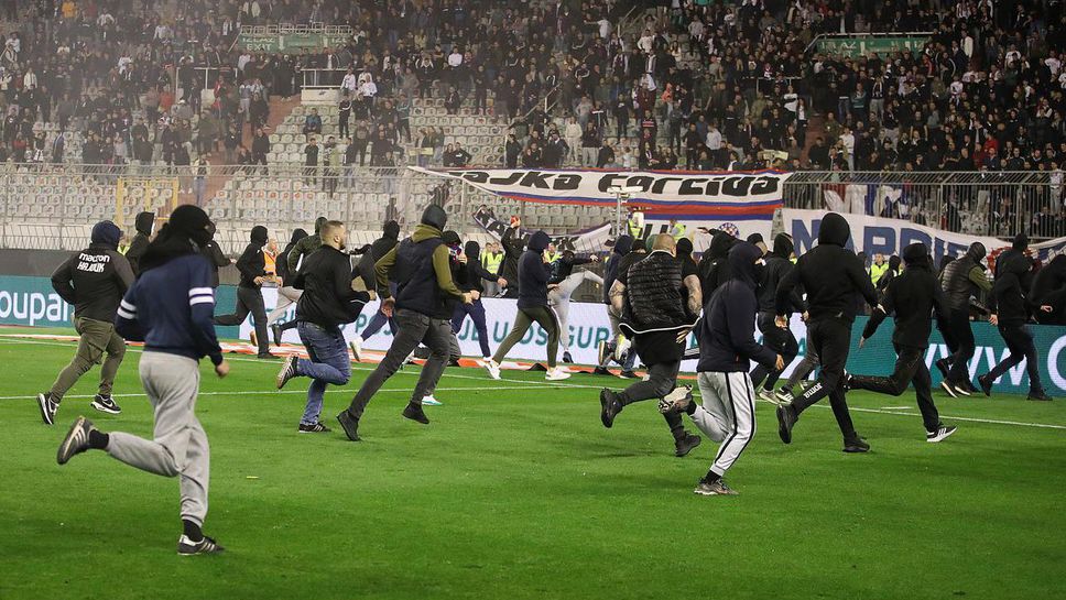 Ултраси на Хайдук опитаха да линчуват футболистите на Динамо, безредиците се пренесоха по улиците на града