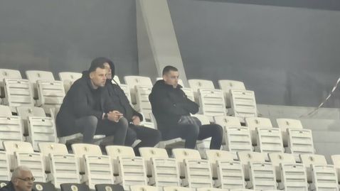 Томаш и щабът му гледат "железничарското" дерби на "Лаута"