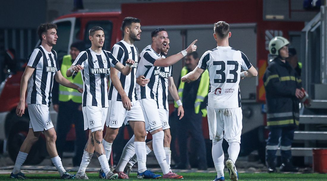 "Смърфовете" взеха "железничарското" дерби, десетима от Локо (София) дадоха сериозен отпор