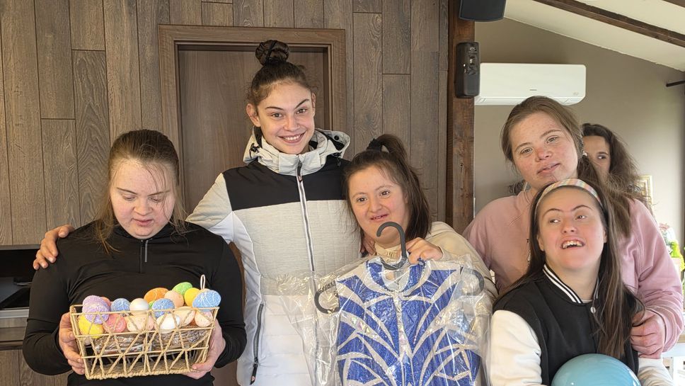 Бившата националка Ивон Бошкилова подари на гимнастичките от ФАФА екипировка