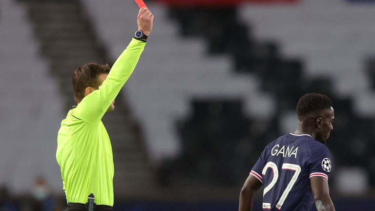 УЕФА наказа Идриса Гай за два мача