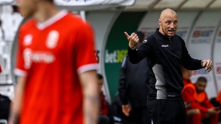 Бившият национал Иван Иванов който е треньор в школата на