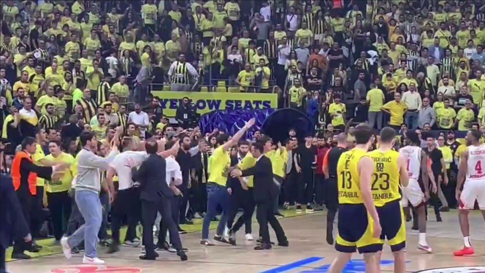 Грозни сцени след мач от Евролигата в Турция