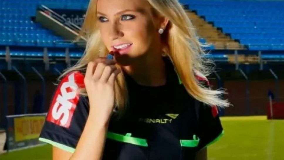 Секси съдийка със страстна целувка на терена... (видео)