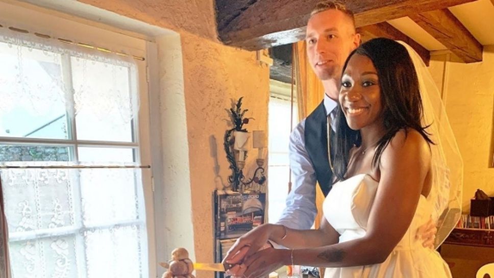 Френска волейболна звезда мина под венчилото (снимки)