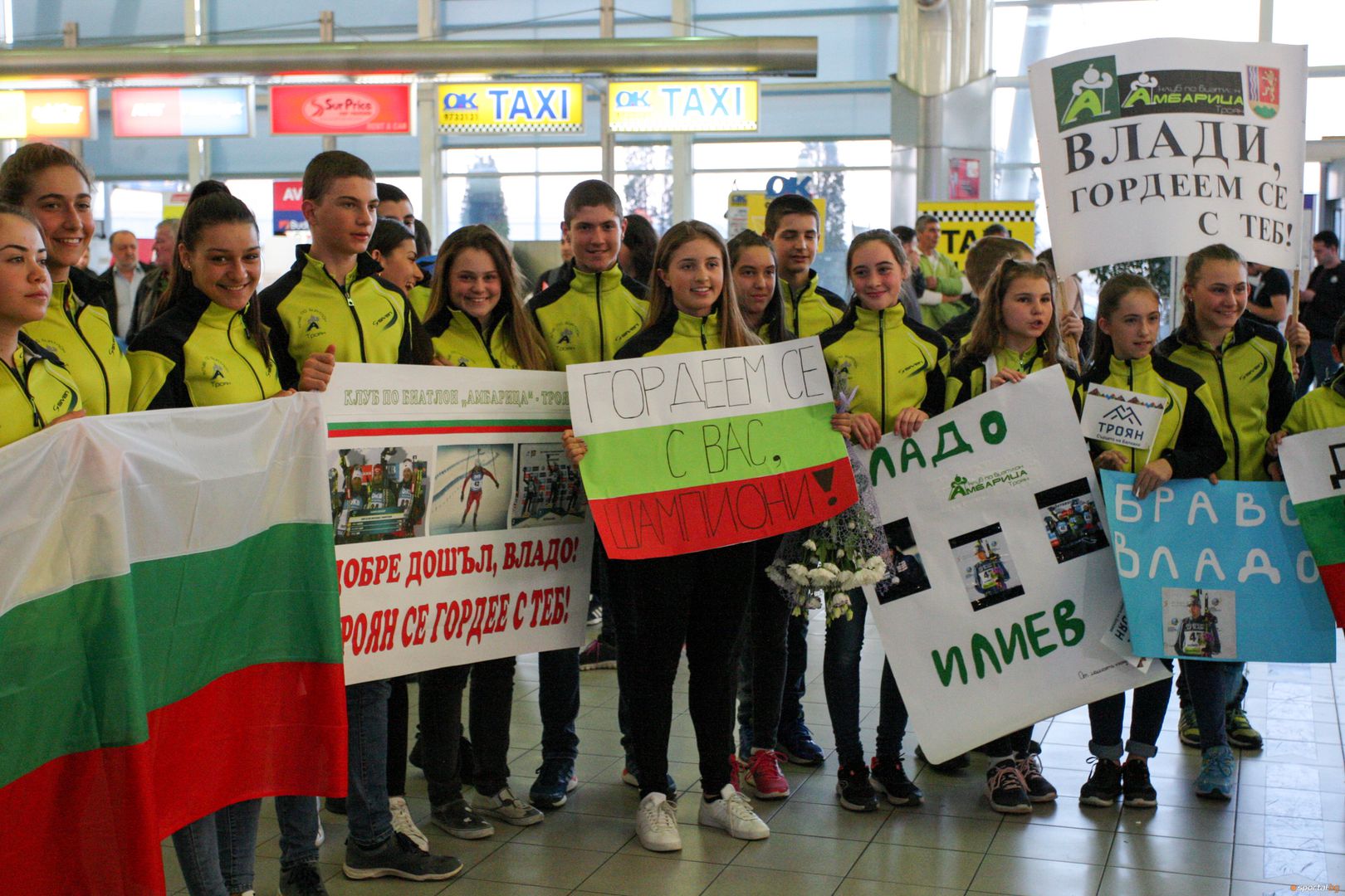 Десетки посрещнаха Владимир Илиев на летище София