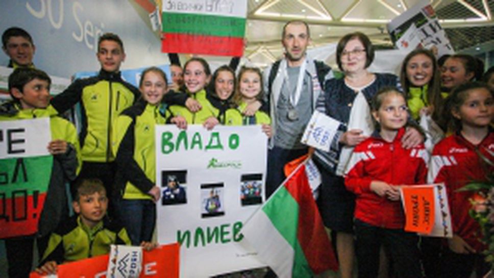 Десетки посрещнаха Владимир Илиев на летище София