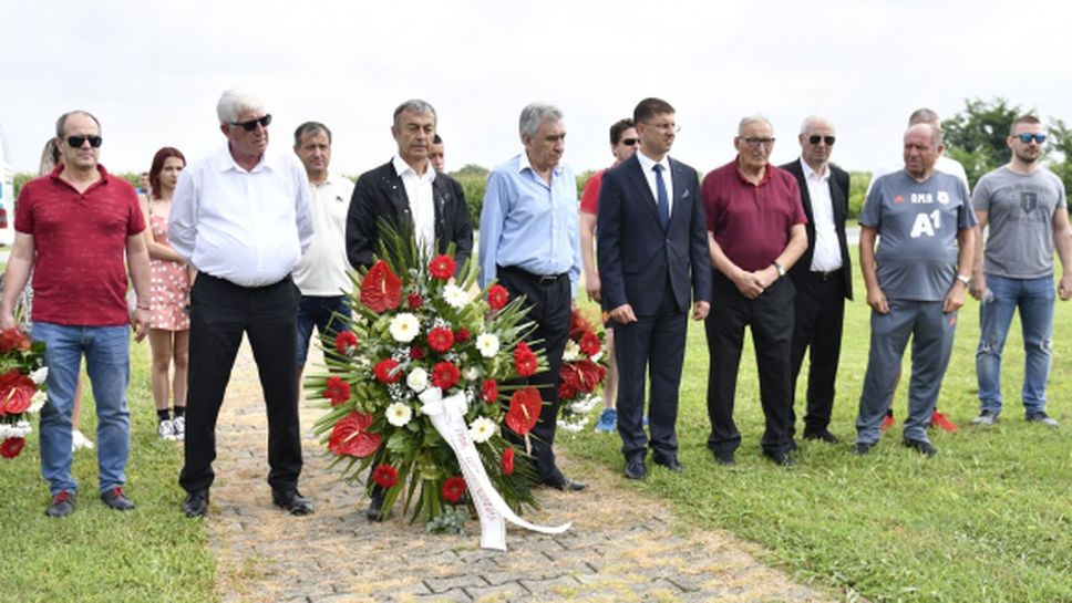 Легенди на ЦСКА поднесоха венец на военното гробище във Вуковар (снимки)