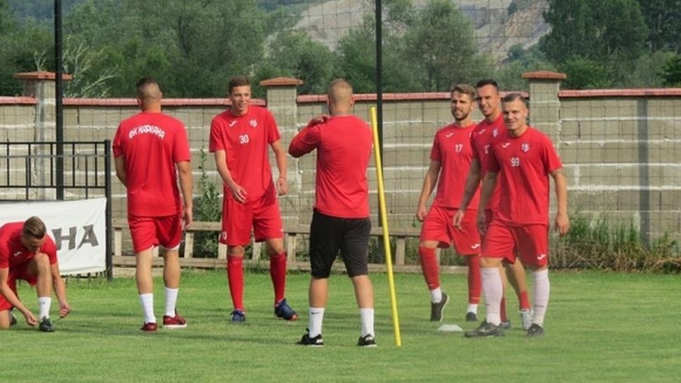 Кариана потегли с 18 футболисти за Радомир, ще нощува в Перник