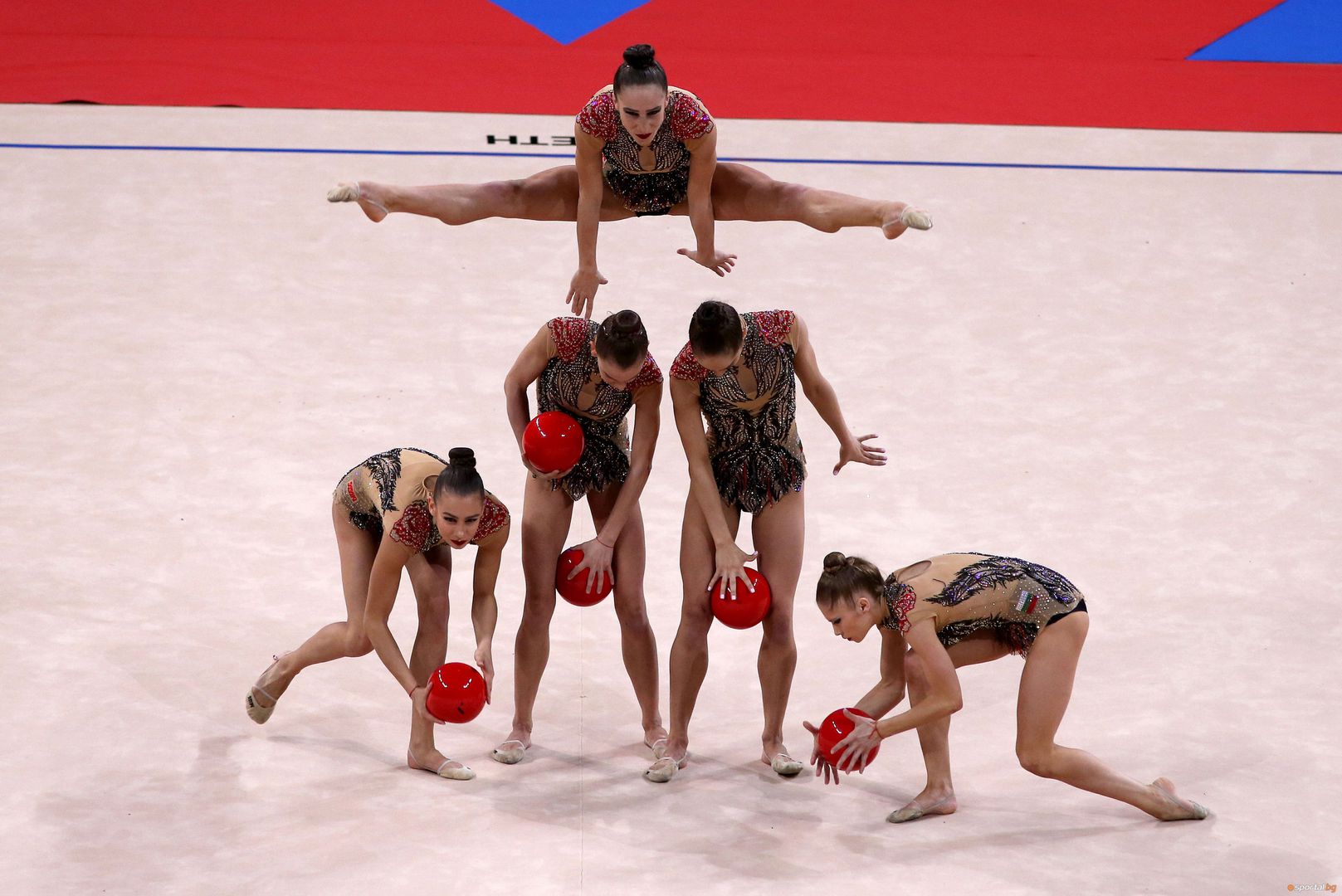 Ансамбъл по художествена гимнастика - съчетание с пет топки