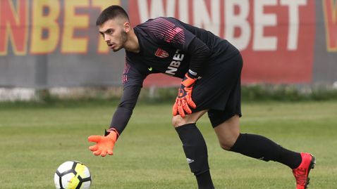  Саяна се укрепи с вратар 