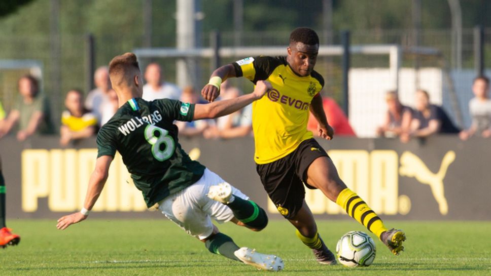 14-годишният диамант на Дортмунд вкара 6 гола в дебюта си при U19 и подписа нов договор