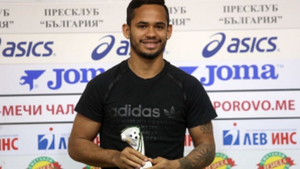 Награждаване играч на кръга Евандро