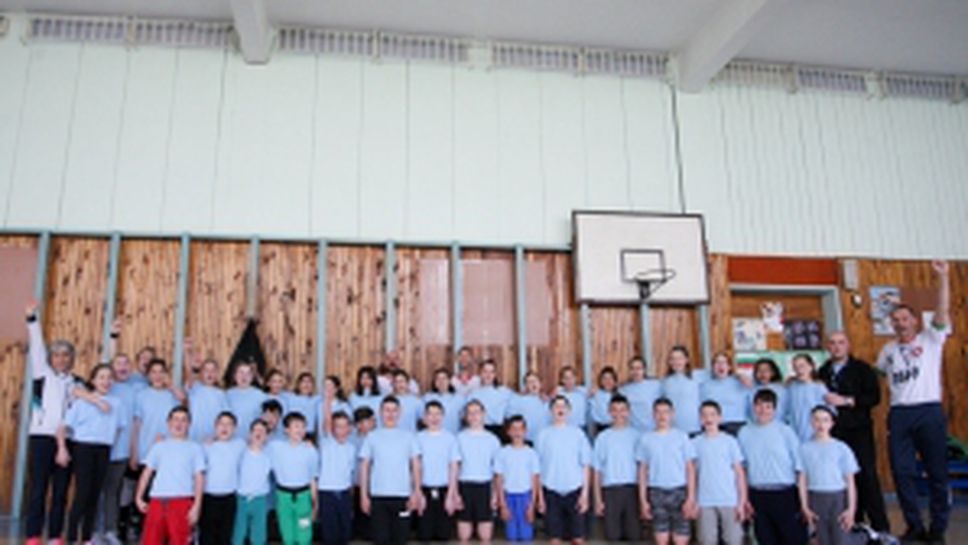 Деца опознават доджбол в училище