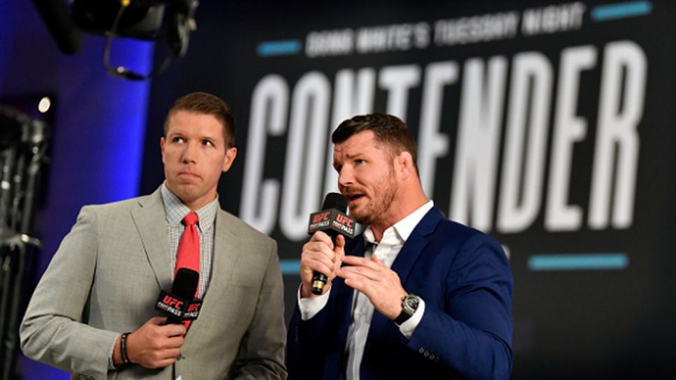 UFC коментатор се скри под масата от летящите бутилки (видео + снимки)