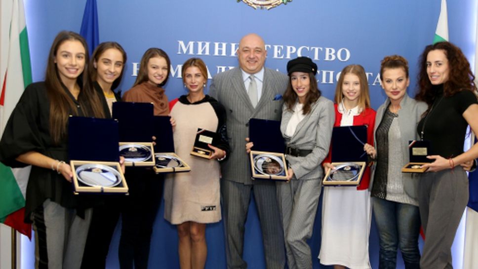 Министър Кралев награди медалистките от ансамбъла