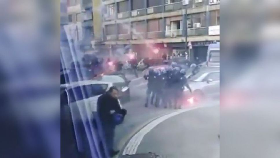 Ултрасите на Наполи обстрелват полицаи с ракети
