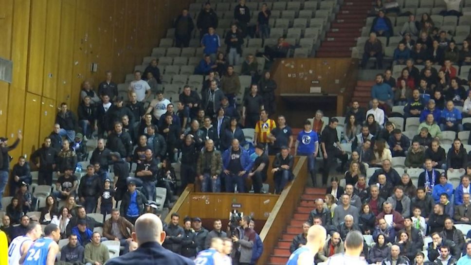 Десетки "сини" фенове подкрепиха Левски Лукойл срещу Черно море в зала Универсиада