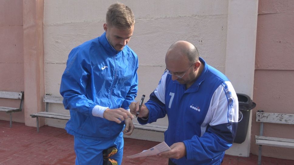 Ловец на автографи атакува сините след поредната тренировка в Малта