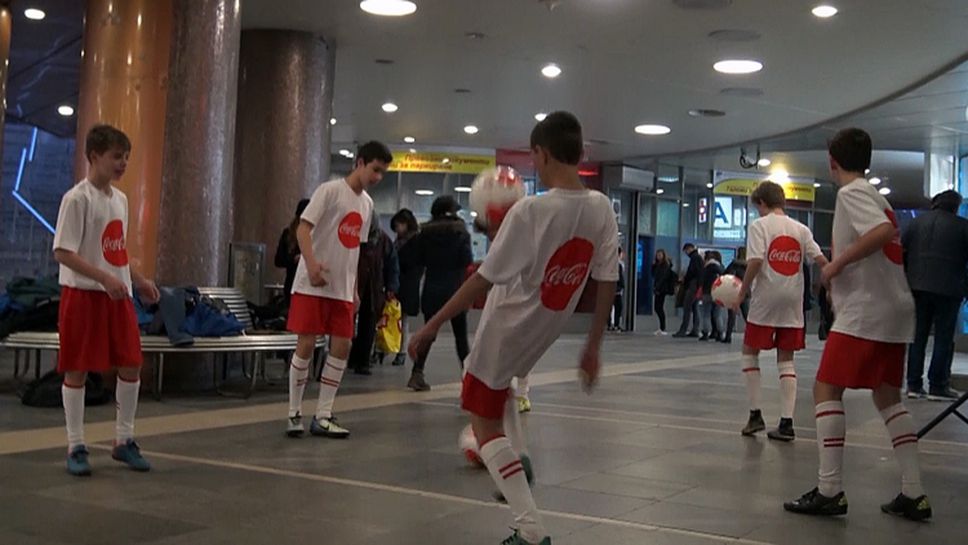 Млади футболисти рекламираха идването на Световната купа в София