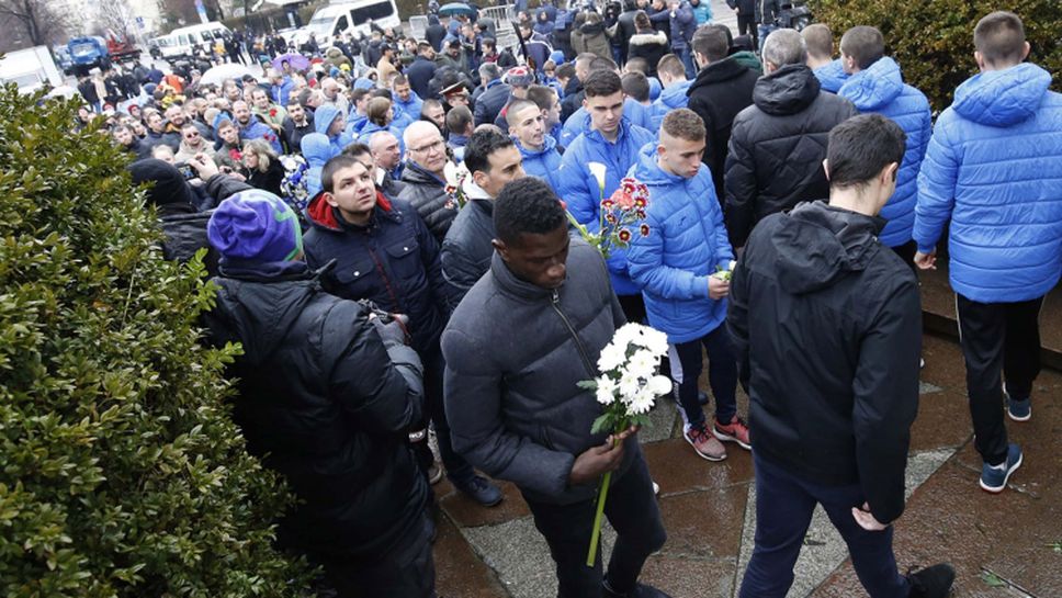 Ръководители и футболисти на Левски поднесоха цветя пред паметника на Апостола