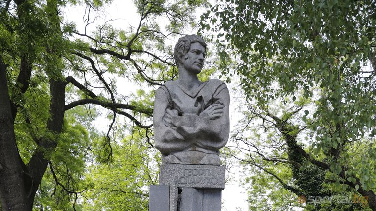  Левски ще сервира цветя пред бюст-паметника на Гунди 