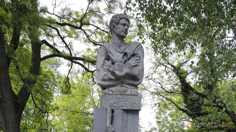 Ръководители, футболисти и фенове на Левски поднесоха цветя пред паметника на Гунди