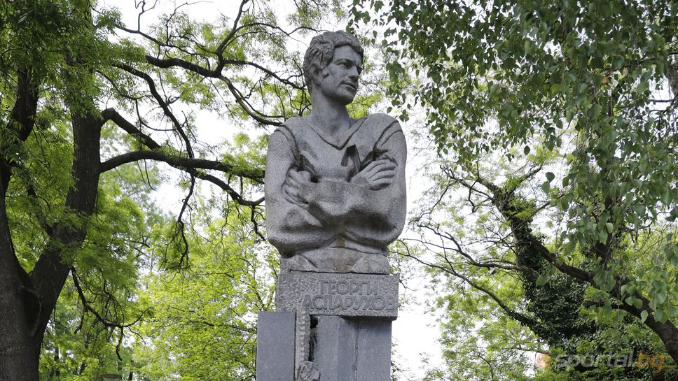 Ръководители, футболисти и фенове на Левски поднесоха цветя пред паметника на Гунди