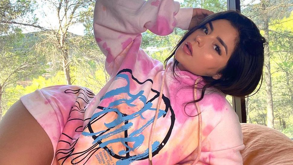 Интернет сензация обича да показва пищните си форми