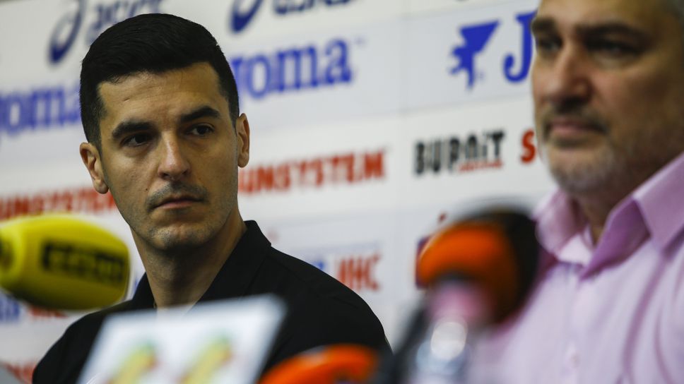 Любо Ганев, Николай Желязков и Слави Гоцев говорят преди старта на VNL