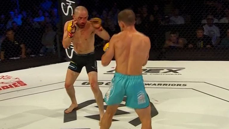 Cage Warriors 155: Давид Лопес "приспа" Конър Уилсън във втория рунд
