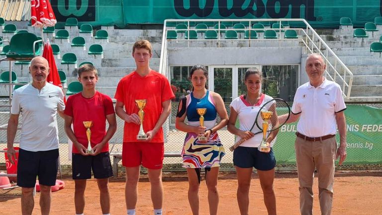 Ивайло Симеонов и Валерия Гърневска триумфираха с титлите на държавното лично първенство до 16 години