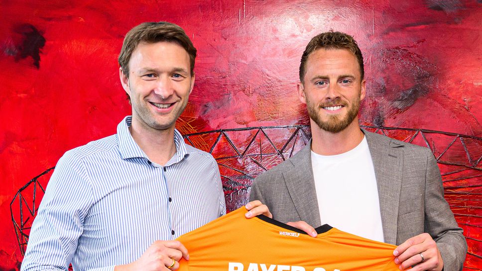 Първа сделка за Тен Хаг в Леверкузен, която се отрази и на Ливърпул