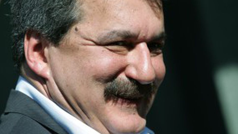 Батков обясни защо Левски загуби - жени, деца, кучета и котки в основата на поражението