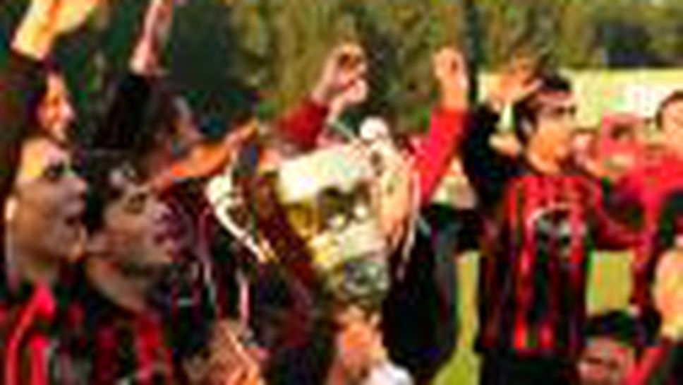 Локомотив Мездра празнува с купата влизането в А група