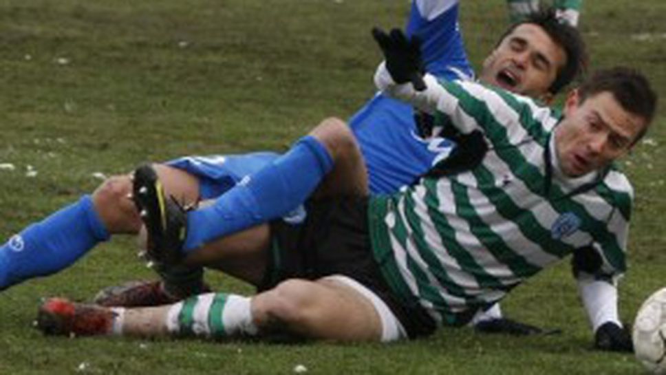 В скандален мач с три червени картона Черно море направи за смях Левски