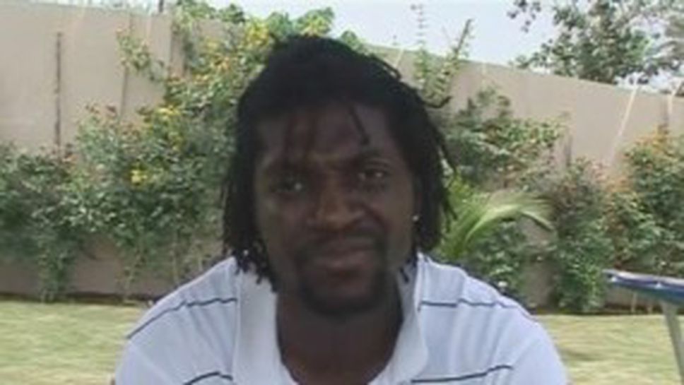 Адебайор дава интервю с фланелка на Арсенал (видео)