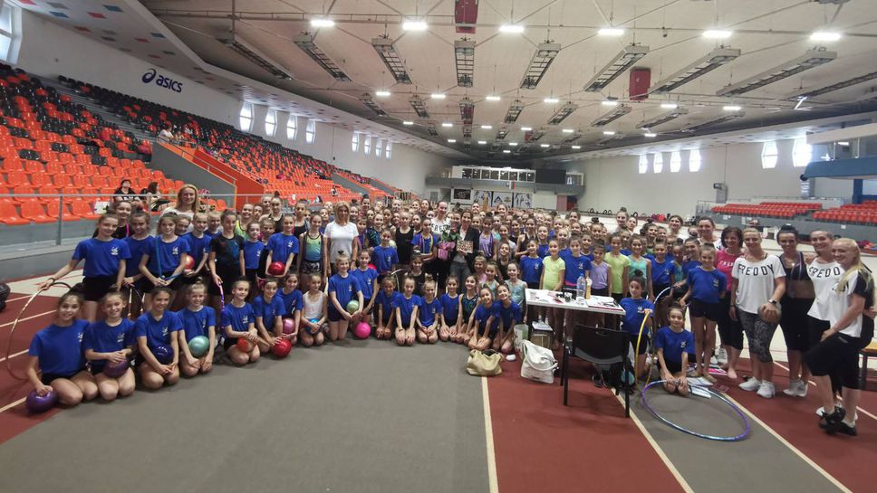 Президентът на БФХГ Илиана Раева посети лагера "Бъдещи звезди"