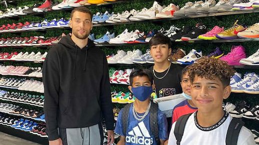 Искаш автограф, получаваш кецове - звезда на Булс изненада случайни деца