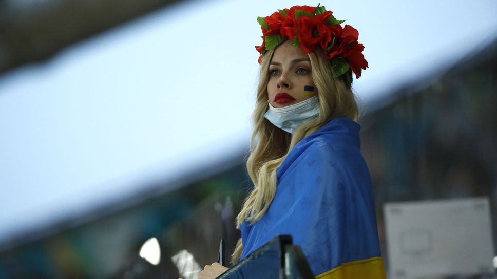Красива украинка разсейва футболните фенове в Рим