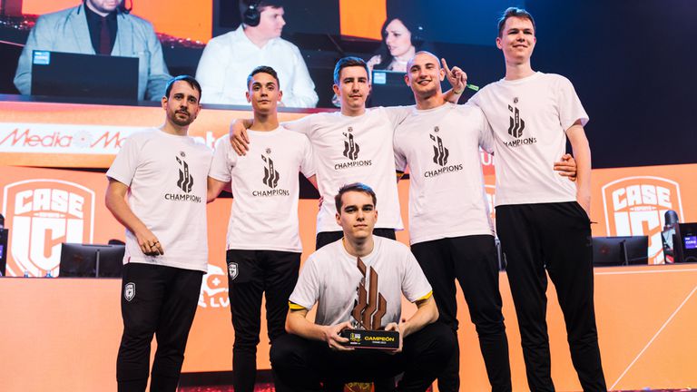 Los jugadores de levantando el merecido trofeo de la Mediamarkt