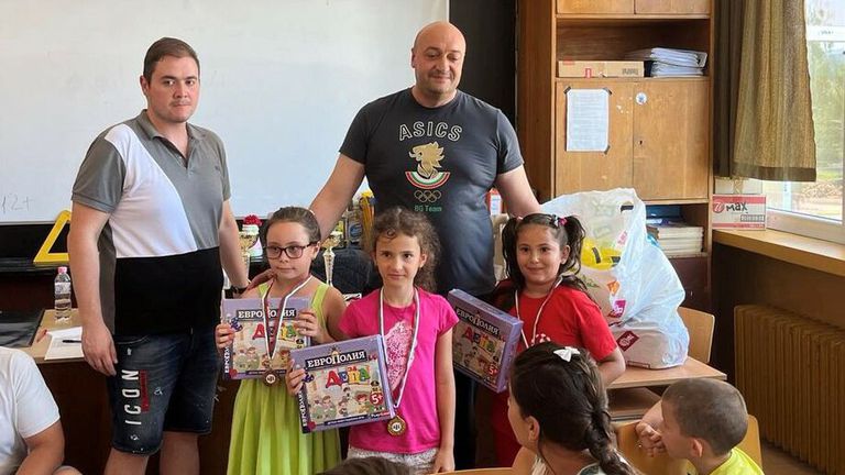 Победител при осемгодишните момичета е Светлана Русиева от Украйна, следвана