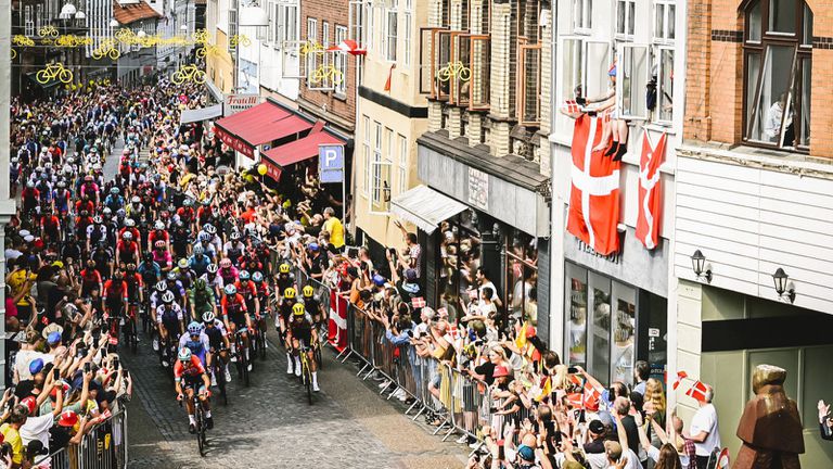 Нидерландецът Дилан Грьоневеген спечели третия етап на "Тур дьо Франс"