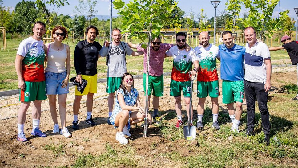 Спортни журналисти засадиха чинари  в "Градината на света"