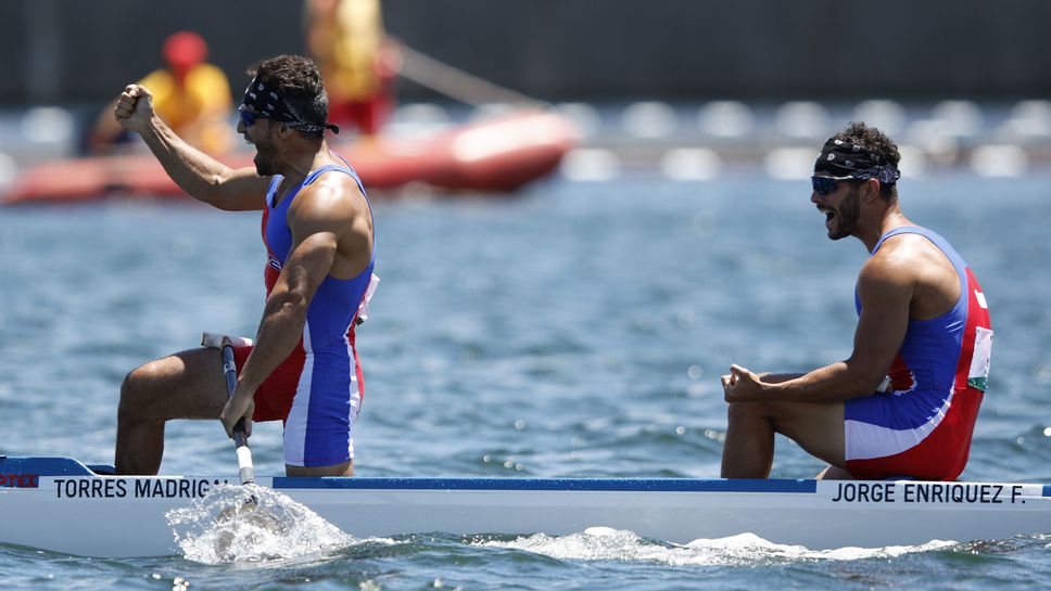 Кубинците Сергей Торес Мадригал и Фернандо Даян Хорхе изненадващо спечелиха златния медал на двойка кану (1000 метра)