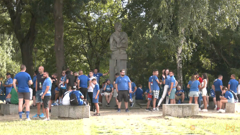 Стотици "сини" фенове се събраха пред сектор "А" часове преди срещата с Шкупи